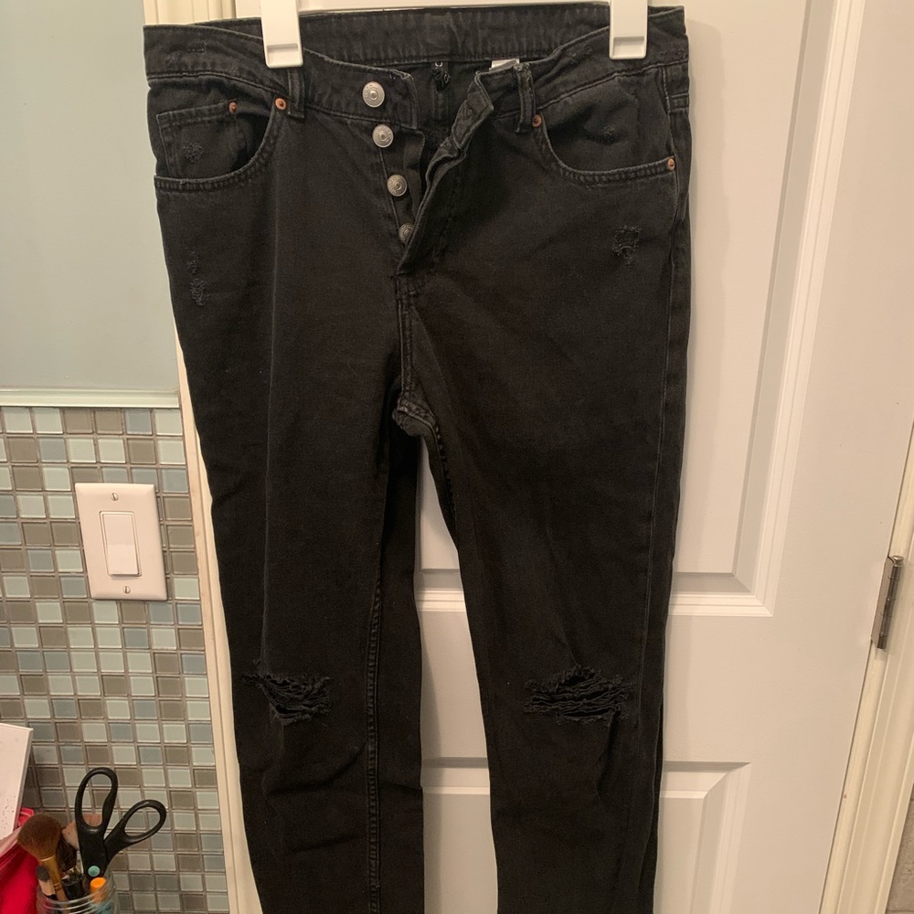 Cute baggy black distressed jeans.